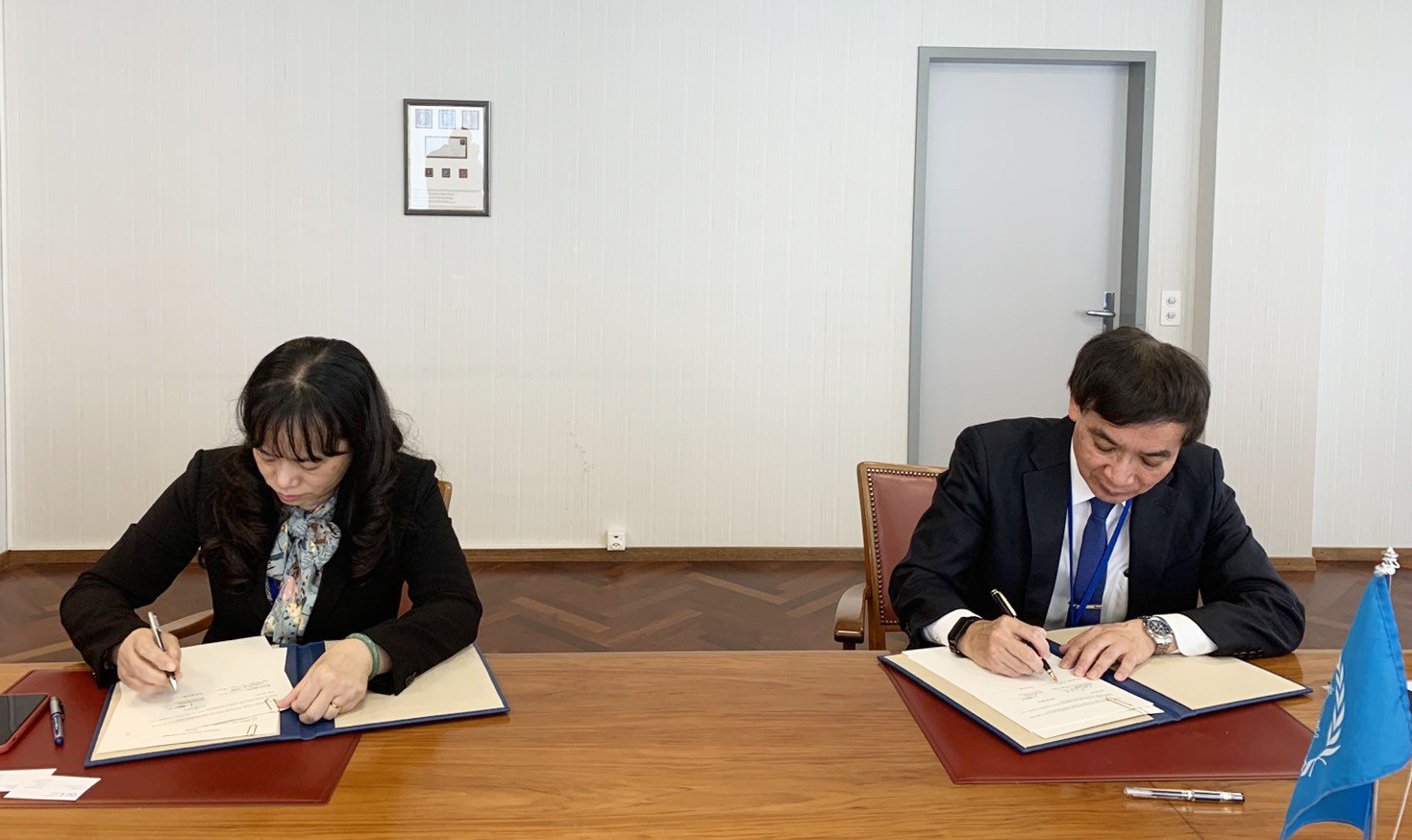 Bà Chu Thị Lan Hương phó tổng giám đốc Vietnam Post và ông Masahiko Metoki tổng giám đốc UPU