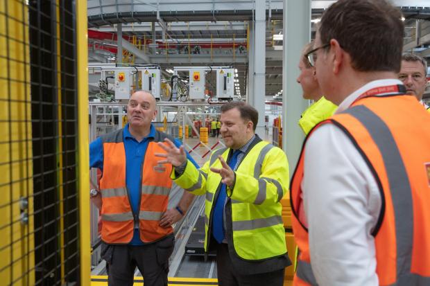 Nghị sĩ Andy Carter tham quan Super hub