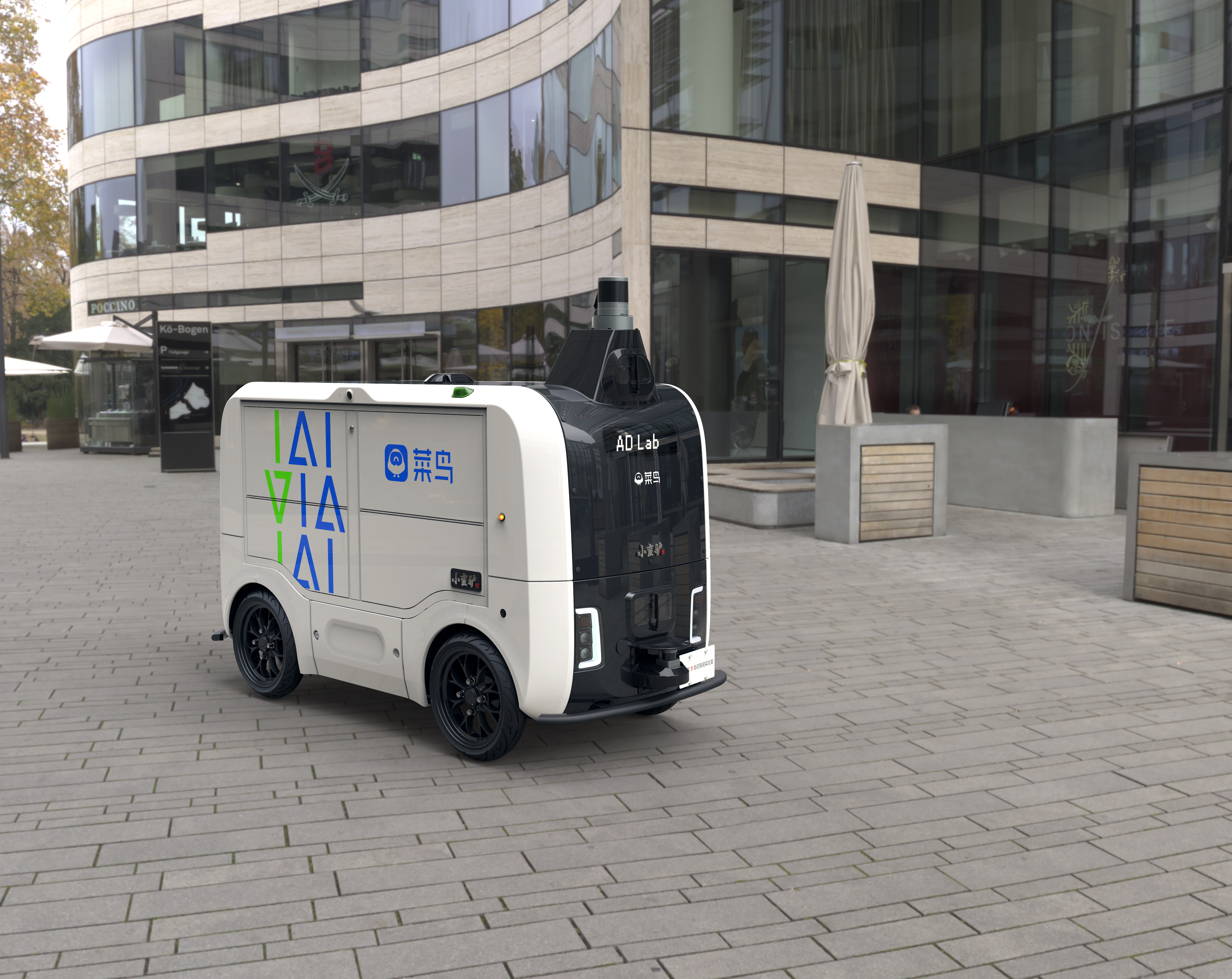 Robot hậu cần Little G giao bưu kiện cho nhân viên tại trụ sở Hàng Châu của Alibaba