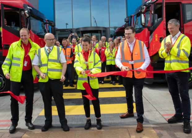 Simon Thompson tại buổi khai trương