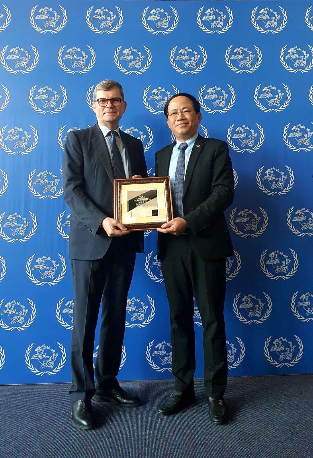 thứ trưởng Bộ TTTT Phạm Anh Tuấn chúc mừng ông Jean Paul Forceville đảm nhận vị trí chủ tịch POC