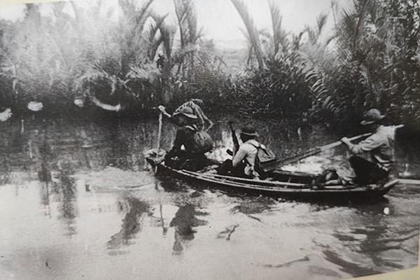Chiến sỹ giao liên vận chuyển công văn
