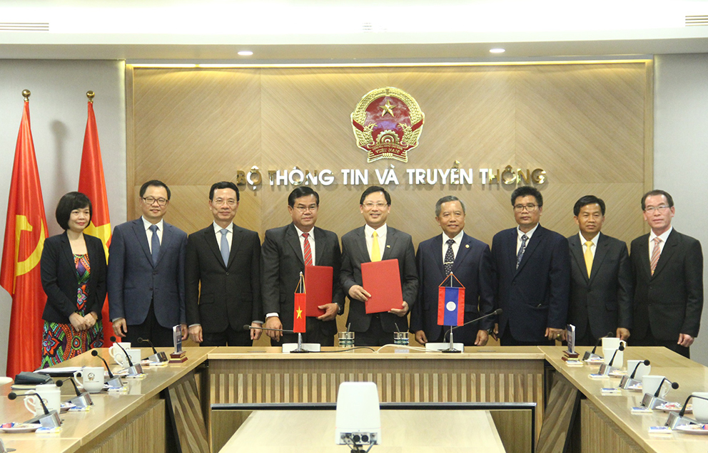 ký kết với Lào