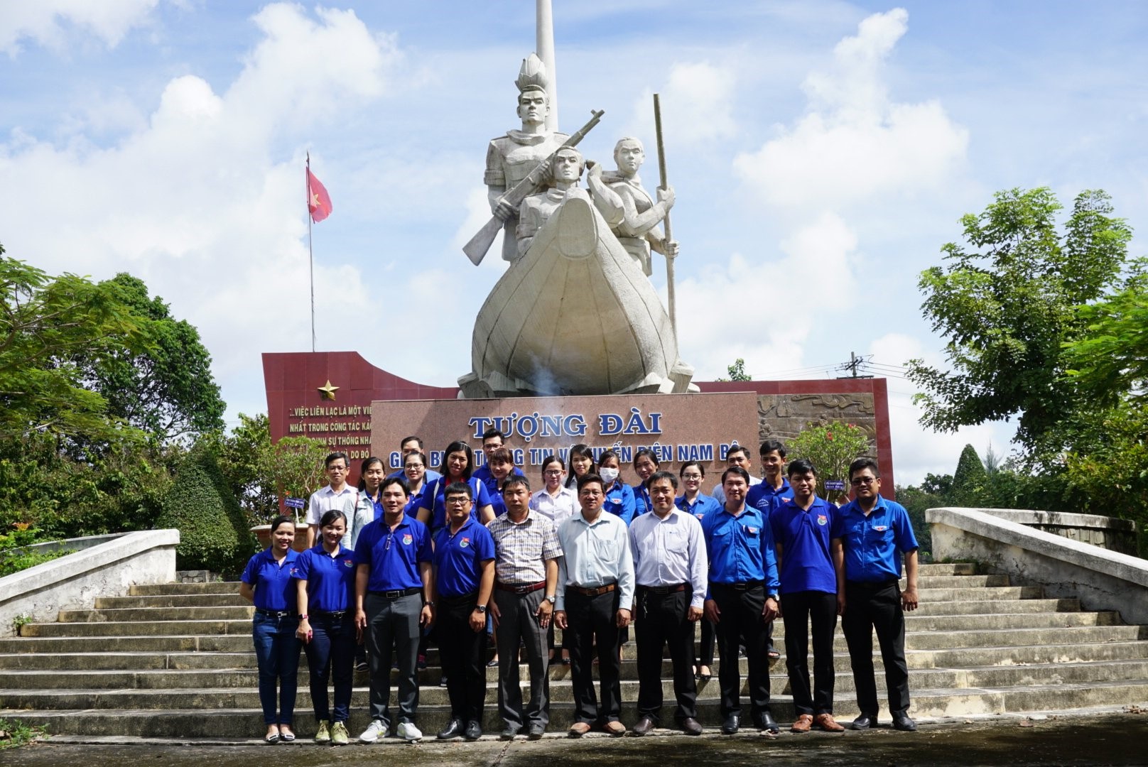 Tượng đài giao liên - vô tuyến điện miền Nam